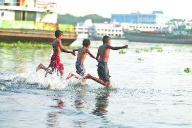 তাপপ্রবাহে অতিষ্ঠ জনজীবন, শরবতের দোকানে ভিড়