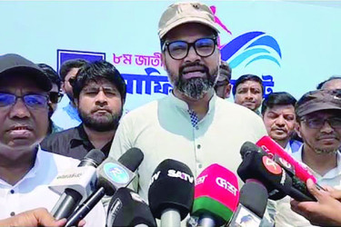 কক্সবাজারে অষ্টম জাতীয় সার্ফিং শুরু