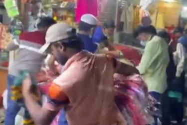 টঙ্গীতে সন্ধ্যার পরও দোকানপাট খোলা, মানছেন না সরকারি নির্দেশনা