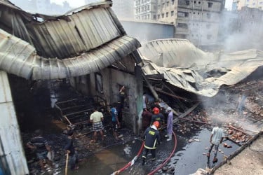 কদমতলীতে কারখানায় অগ্নিকাণ্ডে পাঁচজনের মরদেহ উদ্ধার