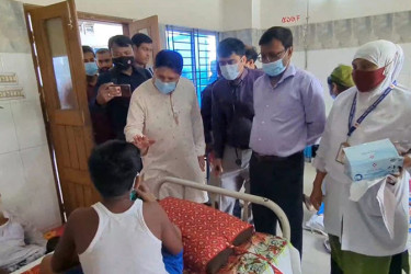 হামে আক্রান্তদের দেখতে মাগুরা হাসপাতালে এমপি মনোয়ার