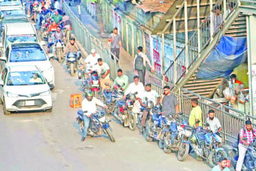 তেলের লাইন আরও দীর্ঘ গরমে ভোগান্তি বেড়েছে