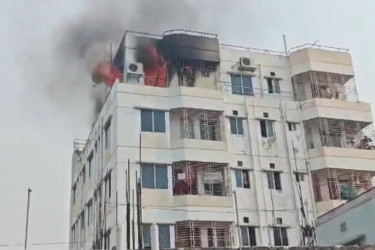 টঙ্গীতে বহুতল ভবনে আগুন