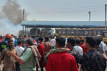 কুমিল্লায় বাসস্ট্যান্ডে অগ্নিকাণ্ডে পুড়েছে ৩টি বাস, তদন্ত চলছে