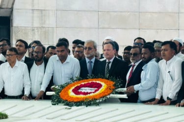জিয়াউর রহমান ও খালেদা জিয়ার কবরে অ্যাটর্নি জেনারেলের শ্রদ্ধা নিবেদন
