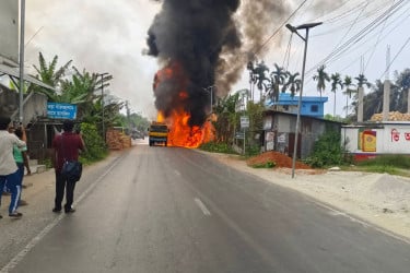 ট্যাংক লরি চালকের সাহসিকতায় বড় অগ্নিকাণ্ড থেকে রক্ষা ফিলিং স্টেশন