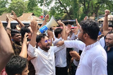 চান্দিনায় ফুটওভার ব্রিজের দাবিতে মহাসড়ক অবরোধ, এক ঘণ্টা যানজট