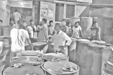 বিশেষ ব্যবস্থায় জ্বালানি সরবরাহ জেলে-ট্রলার মালিকদের স্বস্তি