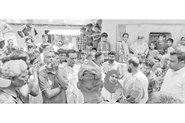 রাস্তা বন্ধের প্রতিবাদে বিক্ষোভ