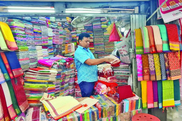 পয়লা বৈশাখ সামনে রেখে বিপণিবিতানগুলোতে নানা রঙের পোশাকের পসরা