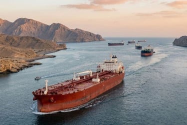 হরমুজ কি একেবারেই বন্ধ হয়ে যাচ্ছে, ইরানের বার্তায় কাঁপছে বিশ্ব