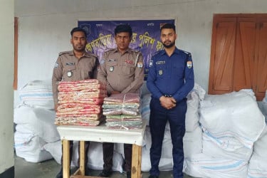কর্ণফুলী এক্সপ্রেস ট্রেন থেকে অর্ধকোটি টাকার ভারতীয় শাড়ি জব্দ
