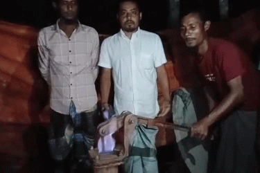 নোয়াখালীতে নতুন টিউবওয়েলে দিয়াশলাই ধরতেই জ্বলছে আগুন