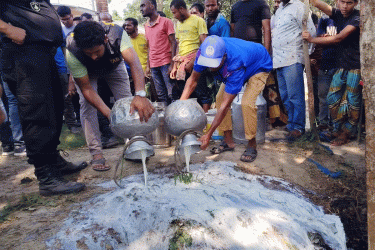 গরুর দুধে জেলি, তেল, সোডা: যশোরে দুজনকে জরিমানা