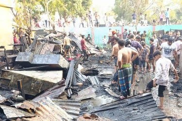 ঝালকাঠি শহরে ভয়াবহ অগ্নিকাণ্ডে ১৬টি বসতঘর ভস্মীভূত