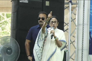 পাকিস্তানের প্রতিরক্ষামন্ত্রীর ‘কলকাতা হামলা’ মন্তব্যে ক্ষোভ মমতার