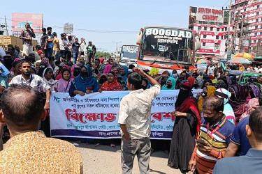 বকেয়া বেতনের দাবিতে কুমিল্লায় মহাসড়ক অবরোধ, তীব্র যানজট
