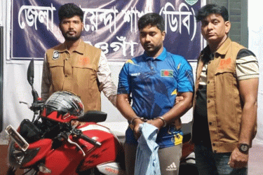 নওগাঁয় সড়কে স্কুলছাত্রীকে উত্ত্যক্ত করায় যুবক গ্রেফতার
