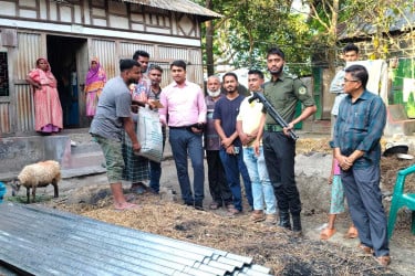 নারায়ণগঞ্জে অগ্নিকাণ্ডে ক্ষতিগ্রস্ত কৃষককে ইউএনও’র সহায়তা