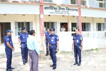 শেরপুর-৩; ভোটকেন্দ্র পরিদর্শন করলেন ময়মনসিংহ রেঞ্জ ডিআইজি