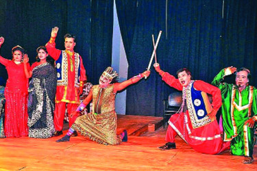 অনুমতি জটিলতায় ক্ষতিগ্রস্ত পালাকাররা