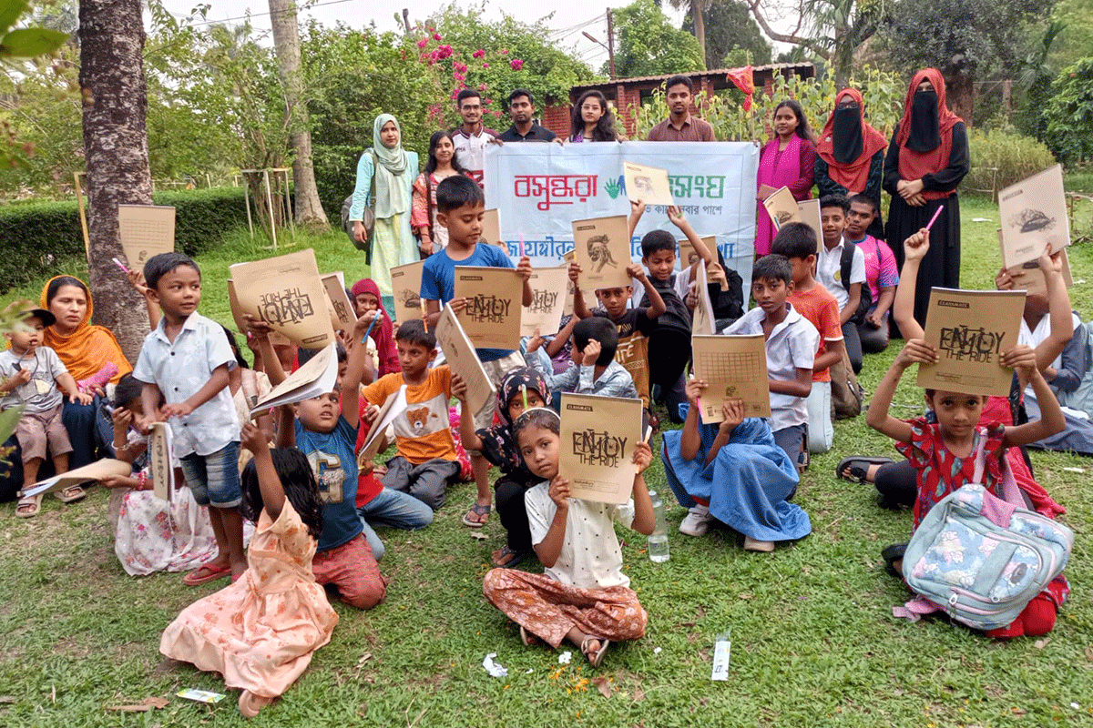 সুবিধাবঞ্চিত শিশুদের বসুন্ধরা শুভসংঘের শিক্ষা সামগ্রী প্রদান