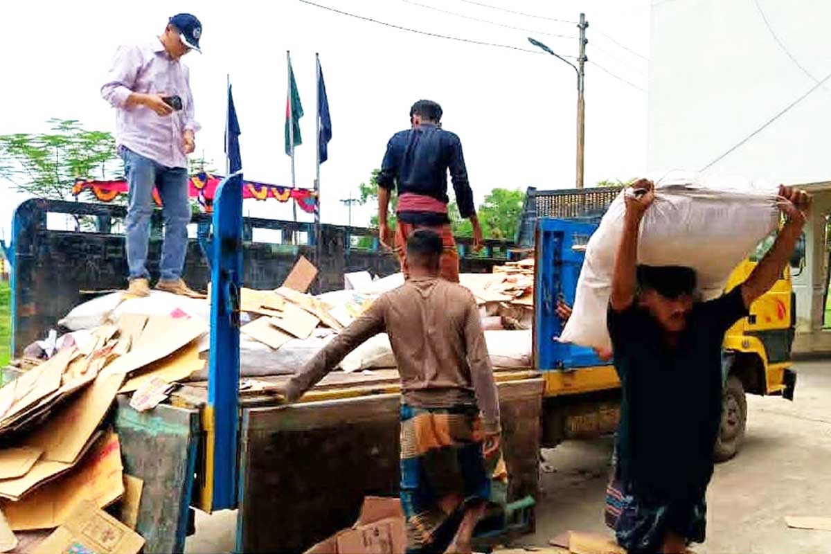 হবিগঞ্জে ৩৫ বস্তা ভারতীয় ফুসকাসহ আটক ৪