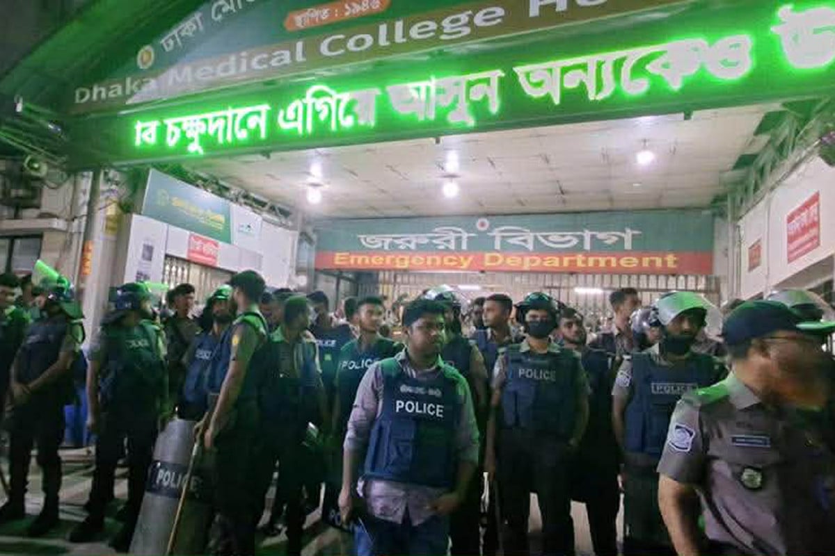 ঢামেকে চিকিৎসকদের সঙ্গে ঢাবি শিক্ষার্থীদের সংঘর্ষ, জরুরি সেবা বন্ধ