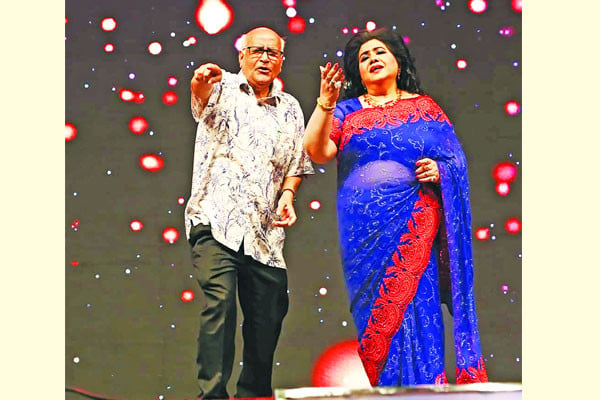 তারার মেলায় আলোকিত সন্ধ্যা ...