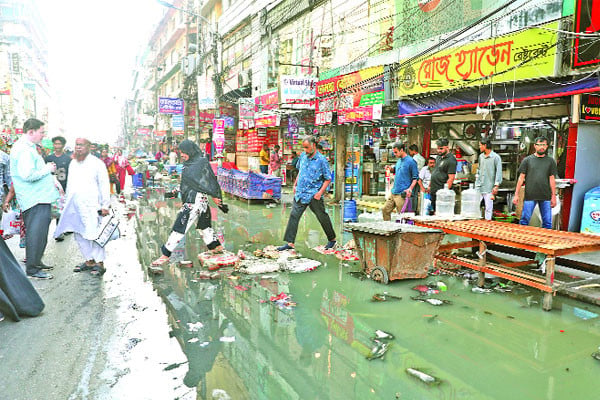 ড্রেনের পানিতে ভাসছে এলিফ্যান্ট রোড