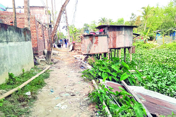 কাঁচা রাস্তায় যাত্রী ভোগান্তি