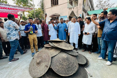 ভাঙ্গায় সংঘর্ষের দুই দিন পর মাতুব্বরদের শপথ, দেশীয় অস্ত্র পোড়ালেন এমপি