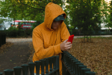 অন্তরঙ্গ ছবির ফাঁদ: যুক্তরাজ্যে শিশু-কিশোরদের নির্যাতন বেড়েছে ৩৪ শতাংশ