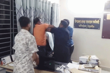 ঠাকুরগাঁওয়ে সরকারি কর্মকর্তাকে মারধর, গ্রেফতার ১