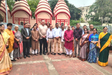 ঢাকেশ্বরী মন্দির পরিদর্শনে মার্কিন রাষ্ট্রদূত ক্রিস্টেনসেন