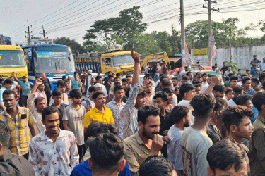 শ্রীপুরে পরিবহন চালককে মারধরের প্রতিবাদে মহাসড়ক অবরোধ