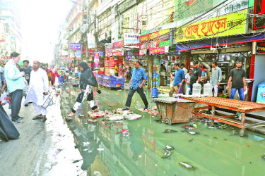 ড্রেনের পানিতে ভাসছে এলিফ্যান্ট রোড