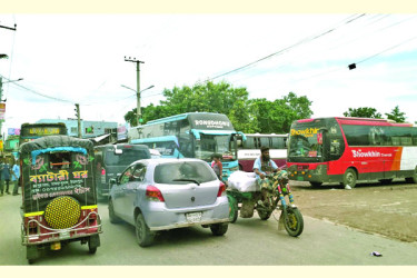 কোচ স্ট্যান্ড ঘিরে তীব্র যানজট