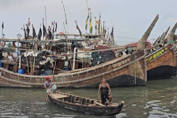 সাগরে মাছ নেই, লবণের দাম নেই দিশেহারা কুতুবদিয়ার মানুষ