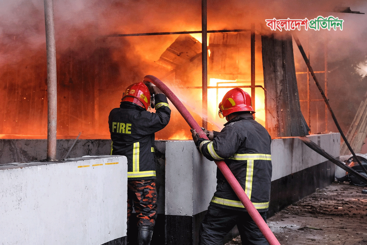 চট্টগ্রামে আগুনে পুড়ল দোকান