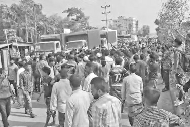 চালককে মারধর, প্রতিবাদে মহাসড়ক অবরোধ