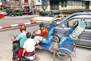 লেভেলক্রসিংয়ে তীব্র যানজট, অবরুদ্ধ ঢাকা