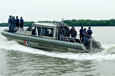 দস্যুতা দমন ও নিরাপত্তা নিশ্চিতে সুন্দরবনে কোস্টগার্ডের অভিযান