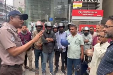 ট্রাফিক গুলশান ডিভিশনের উদ্যোগে ‌‌‘প্লাস্টিক হেলমেট ভাঙা কর্মসূচি’