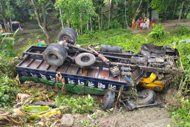 গৌরনদীতে ব্রিজের রেলিং ভেঙে খাদে পড়ল ট্রাক