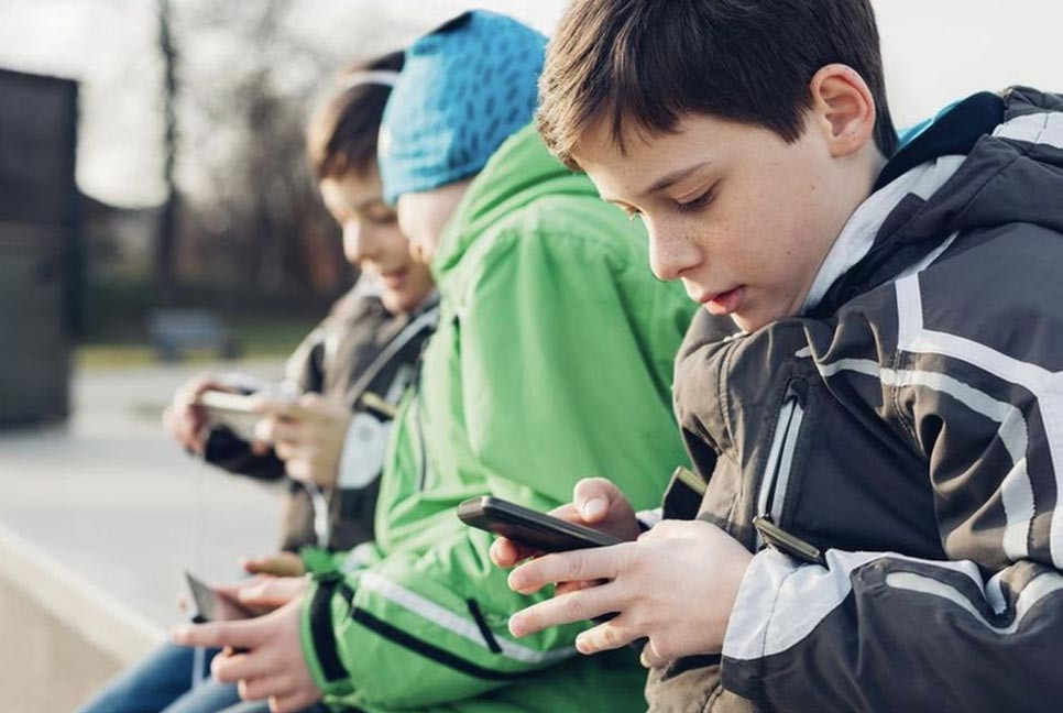 কড়াকড়ি ডিজিটাল আইন: অপ্রাপ্তবয়স্কদের সোশ্যাল মিডিয়ায় ‘না’ বলছে গ্রিস