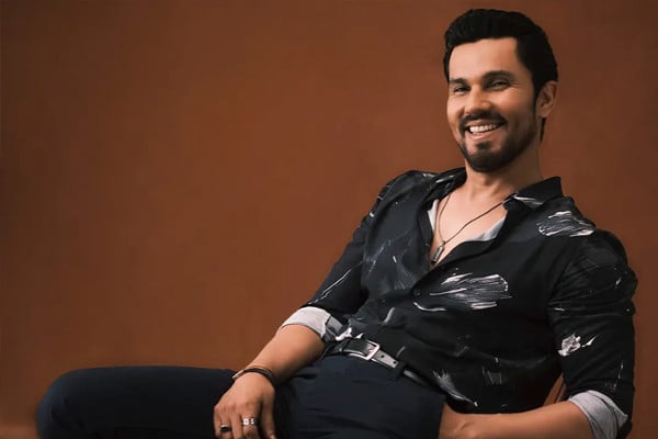 মেয়েকে প্রকাশ্যে আনলেন রণদীপ