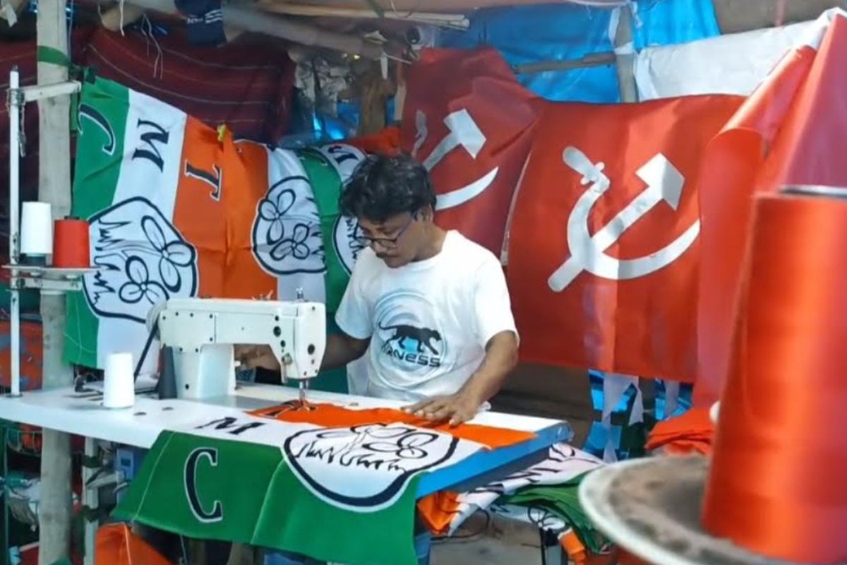 ভোটের আগে হাওড়ায় রাজনৈতিক পতাকা তৈরির কারখানায় ব্যস্ততা তুঙ্গে