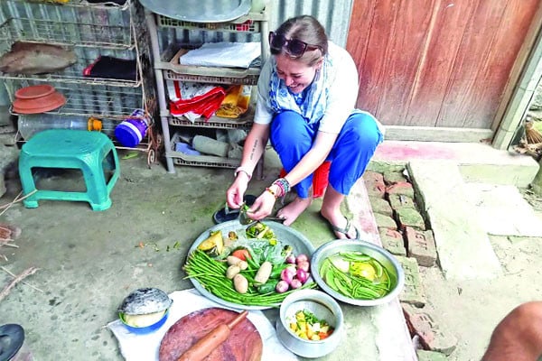 গ্রামীণ জীবনে মুগ্ধ ভিনদেশি পর্যটক