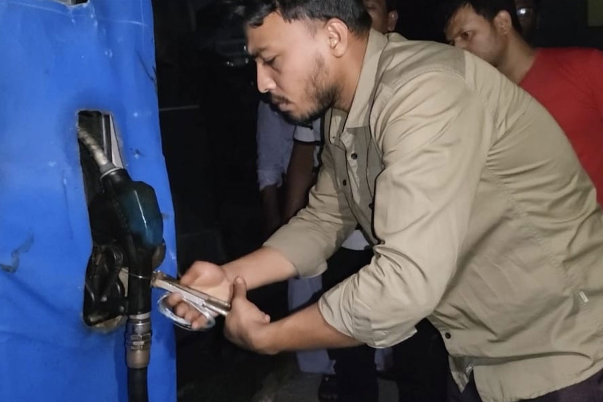 সিদ্ধিরগঞ্জে অবৈধ জ্বালানি তেল জব্দ, গ্রেপ্তার ২